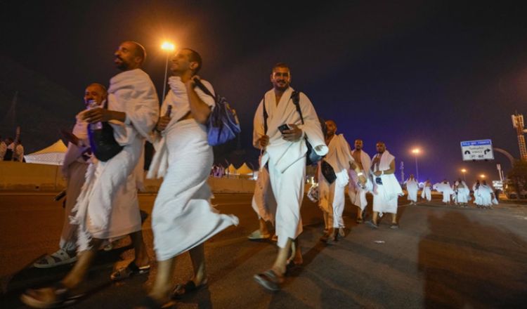 লাব্বাইক ধ্বনিতে মুখরিত আরাফাতের ময়দান